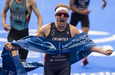 Triatlon-MS: Olympijský víťaz Blummenfelt ovládol dlhý triatlon, medzi ženami uspela Ryfová