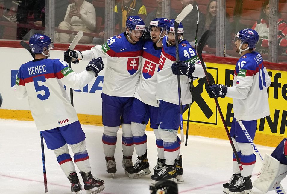 Slovensko oslavuje gól proti Taliansku na MS v hokeji 2022