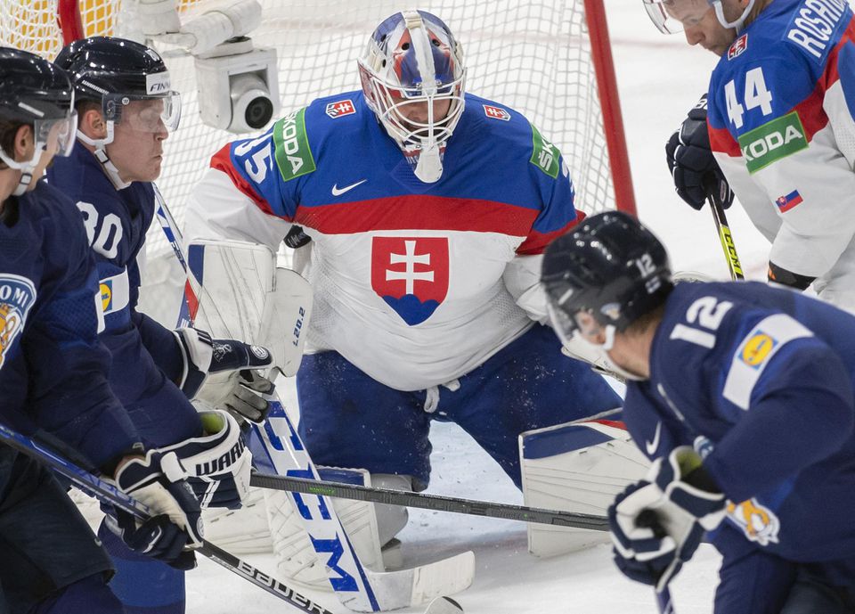MS v hokeji 2022: Slovensko - Fínsko (Adam Húska (uprostred) dostáva gól po teči Fína Marka Anttilu (vpravo))