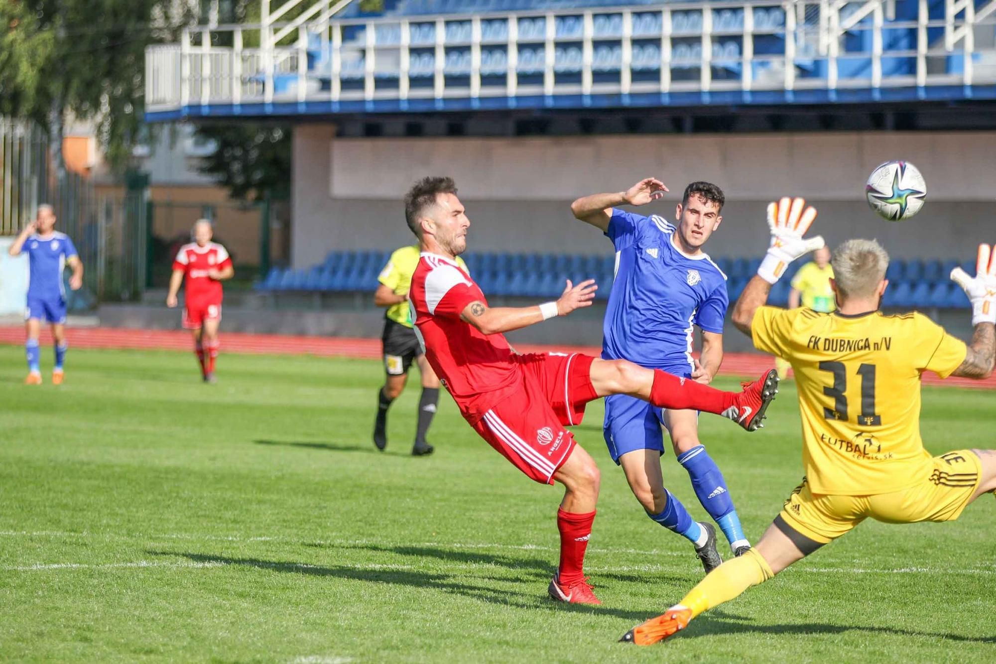 David Depetris (MFK Dukla Banská Bystrica) strieľa gól do siete FK Dubnica nad Váhom