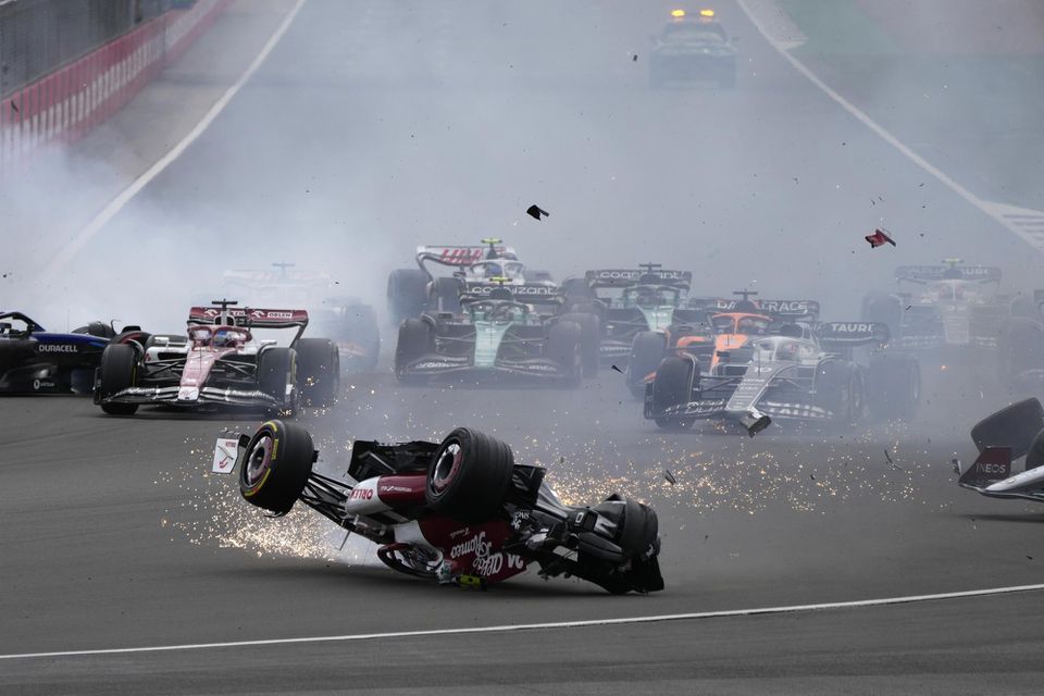Havária jazdca Alfa Romeo Čou Kuan-jü na Veľkej cene Veľkej Británie 2022.