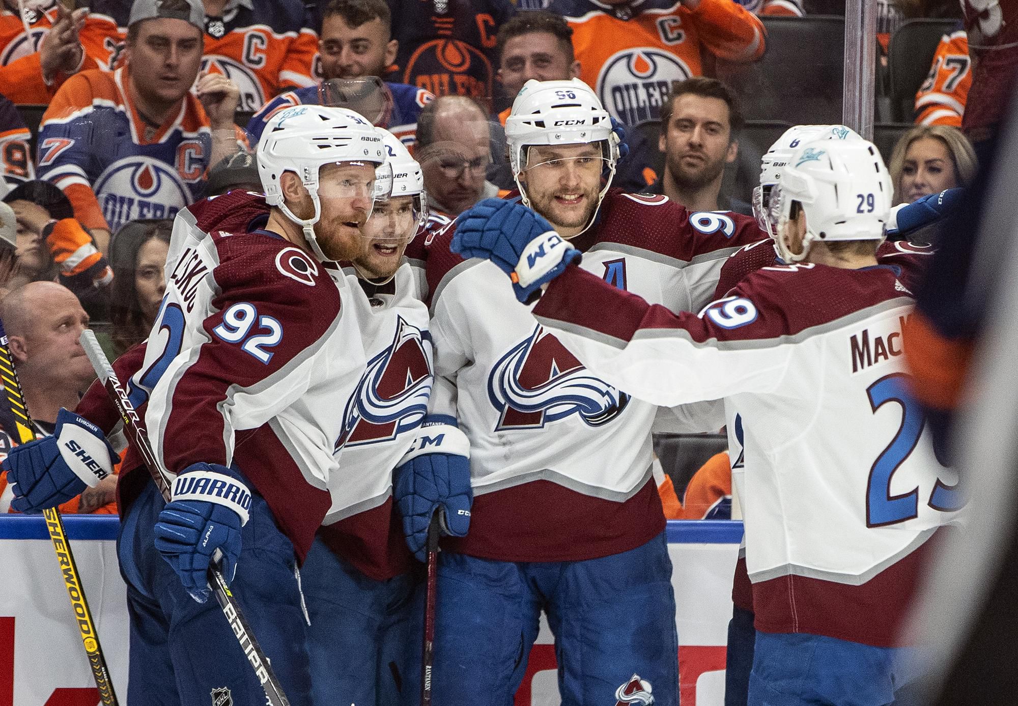 Hráči Colorada Avalanche Gabriel Landeskog, Artturi Lehkonen, Kurtis MacDermid a Nathan MacKinnon sa tešia z gólu.