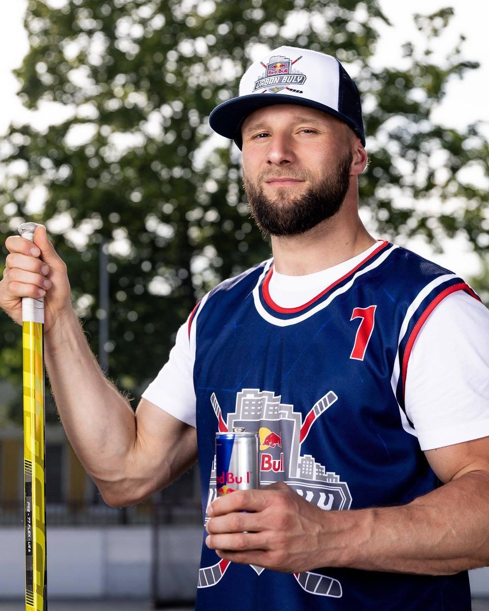 Štvornásobný majster sveta v hokejbale Boris Oravec na podujatí Red Bull Urban Bully.