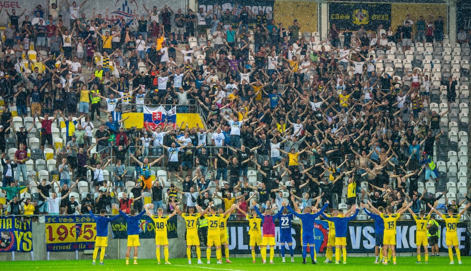 Hráči FC Košice s fanúšikmi