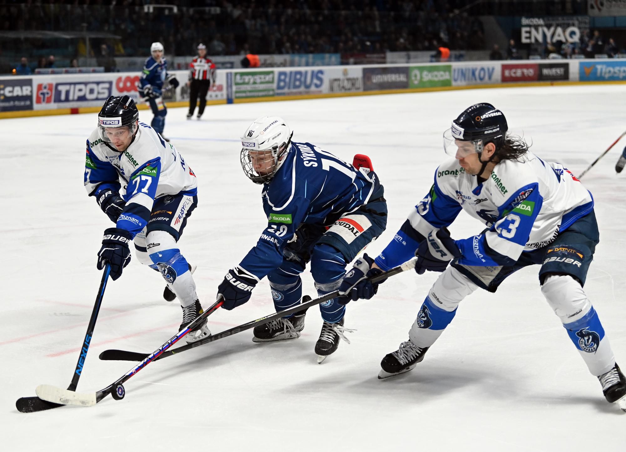 Adam Sýkora z HK Nitra (uprostred), Cole Chris Ully (vľavo) a Adam Drgoň (vpravo) z HK Poprad