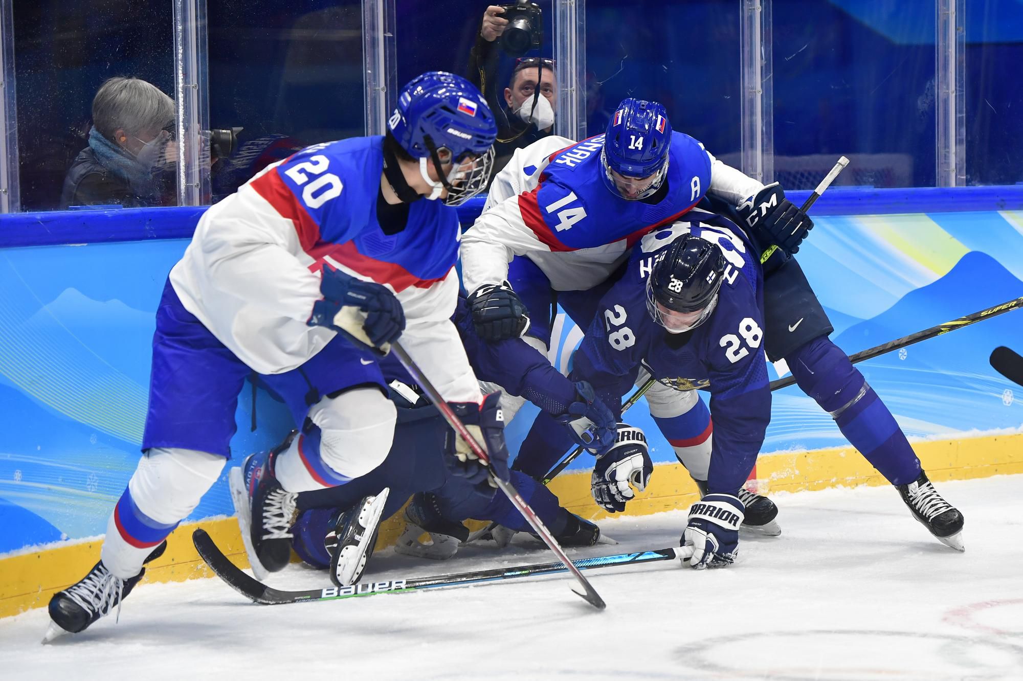 Juraj Slafkovský (Slovensko), hokejista Peter Čerešňák (Slovensko) a Joonas Nättinen (Fínsko)