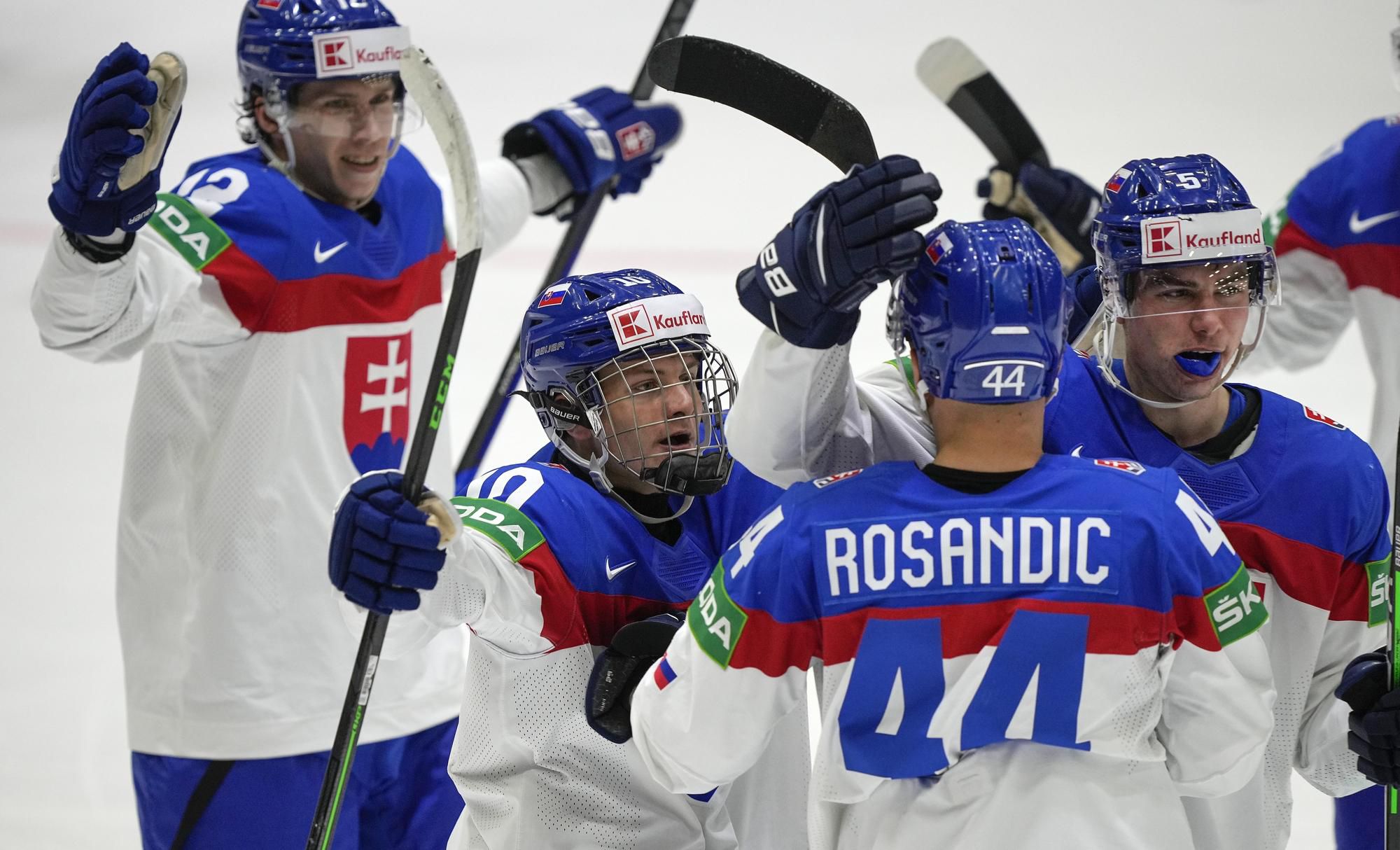 MS v hokeji 2022: Slovensko - Dánsko (Andrej Kollár, Adam Sýkora, Mislav Rosandič a Šimon Nemec oslavujú štvrtý gól)