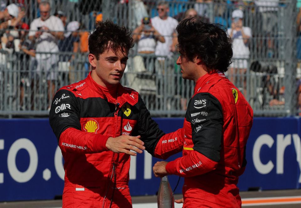 Charles Leclerc a Carlos Sainz