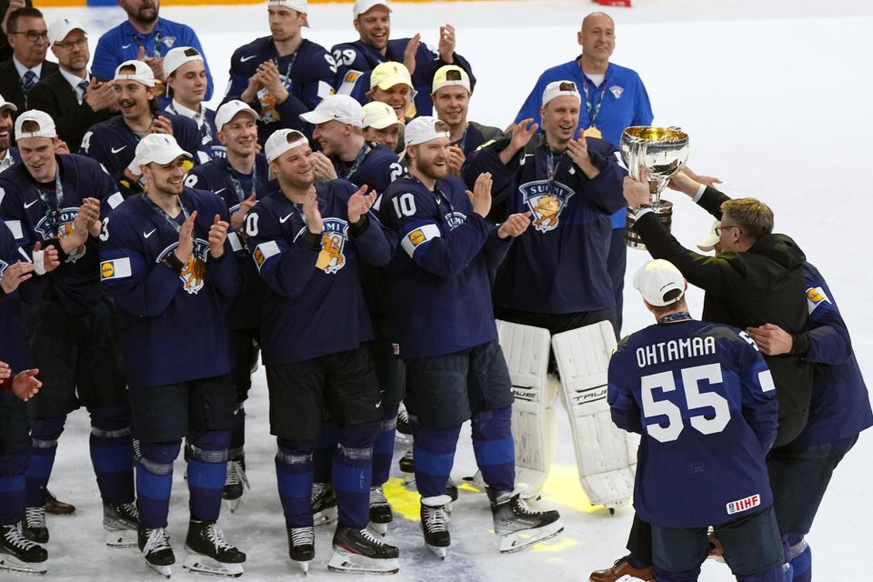 Fínski hokejisti oslavujú zlato.