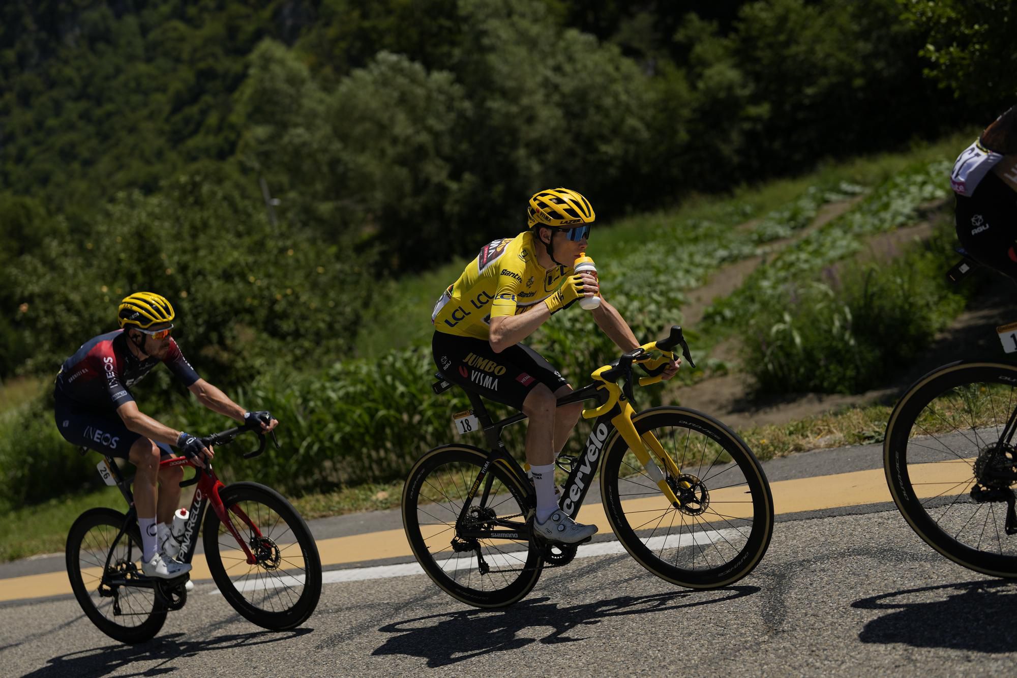 Jonas Vingegaard v žltom drese na Tour de France 2022.