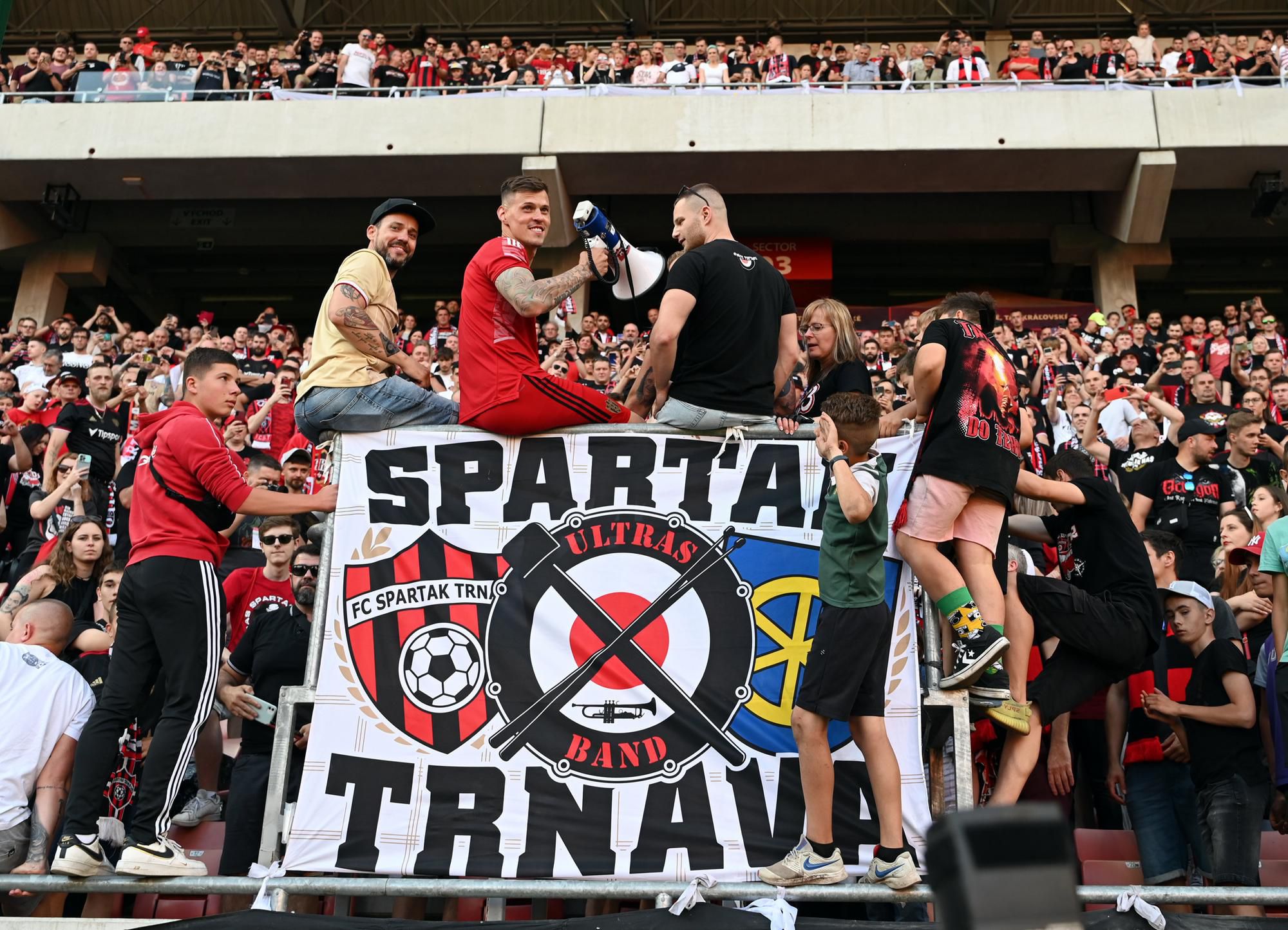 Martin Škrtel (uprostred) v kotli fanklubu Spartaka Trnava