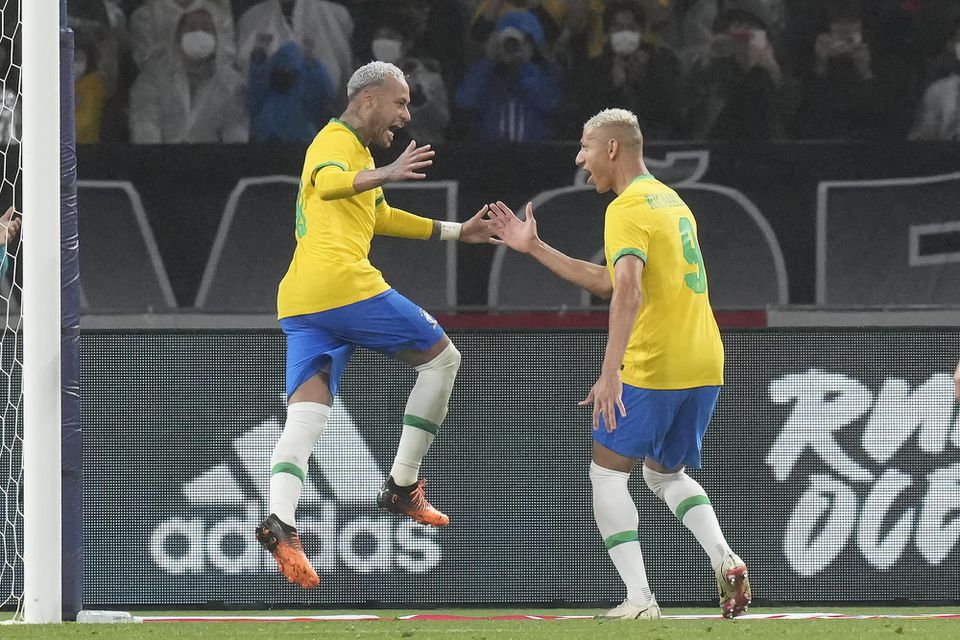 Neymar oslavuje gól, vpravo jeho spoluhráč Richarlison