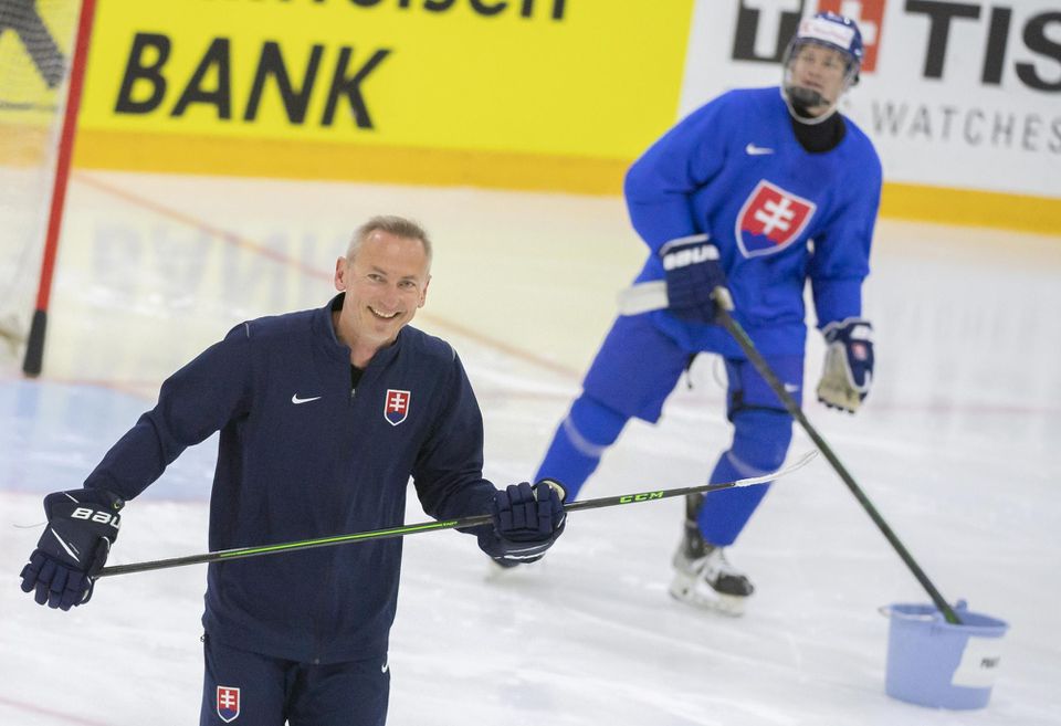 MS v hokeji: Lekár slovenskej výpravy Pavol Lauko, v pozadí Adam Sýkora