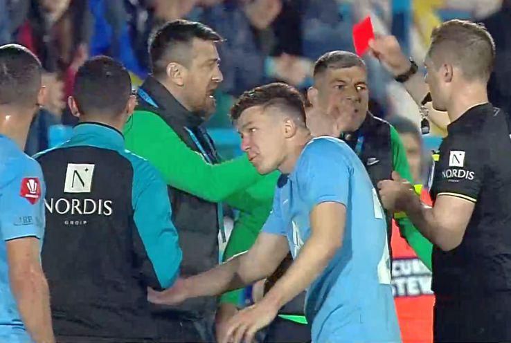 Moment, ktorý vyvolal vášne: rozhodca Adrian Costreie (vpravo) ukazuje slovenskému útočníkovi, ktorý je v tejto chvíli už na lavičke náhradníkov, červenú kartu.