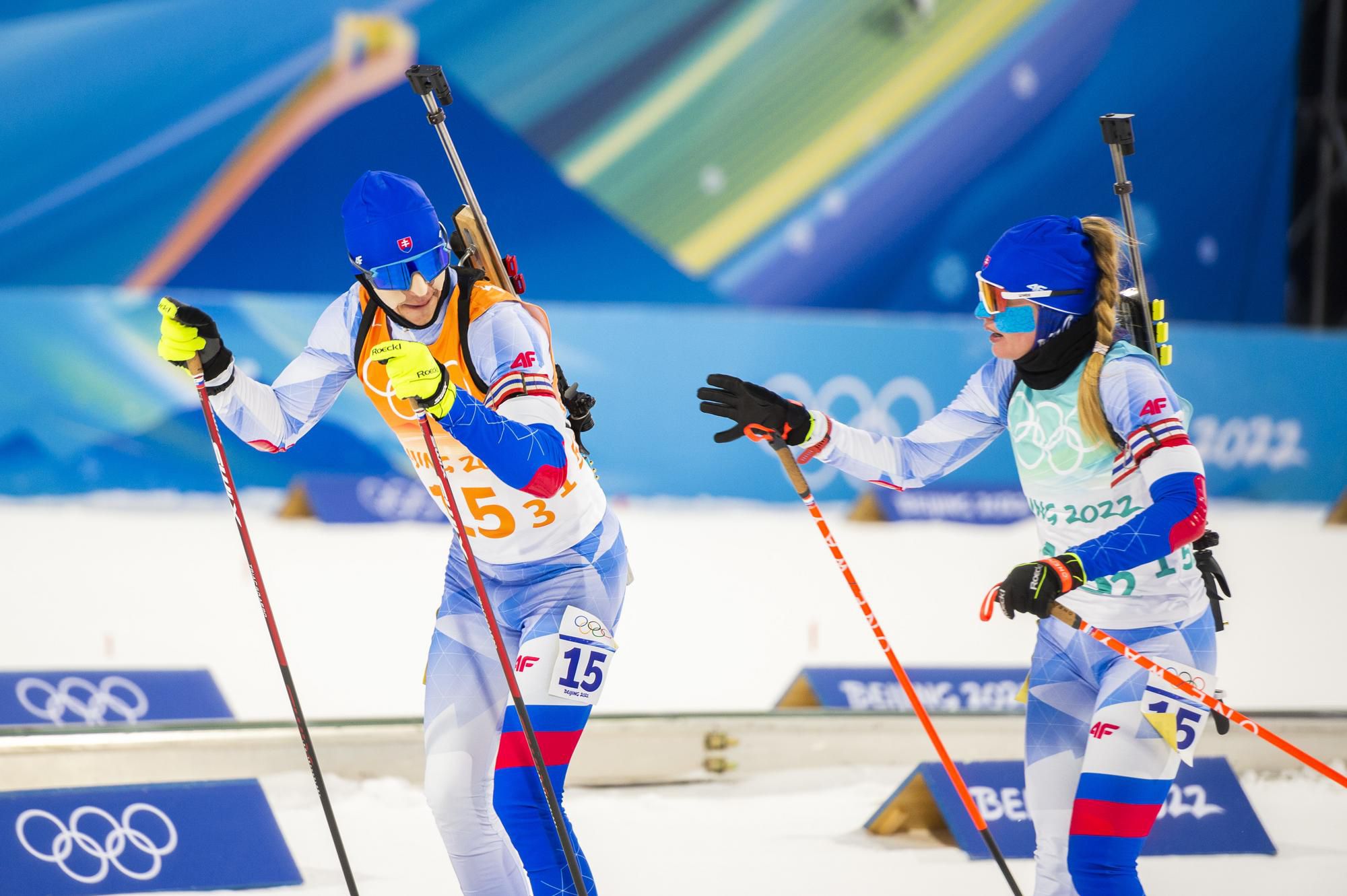 Paulína Fialková predáva štafetu Michalovi Šimovi počas pretekov mix štafety na zimných olympijských hrách ZOH 2022 v Pekingu