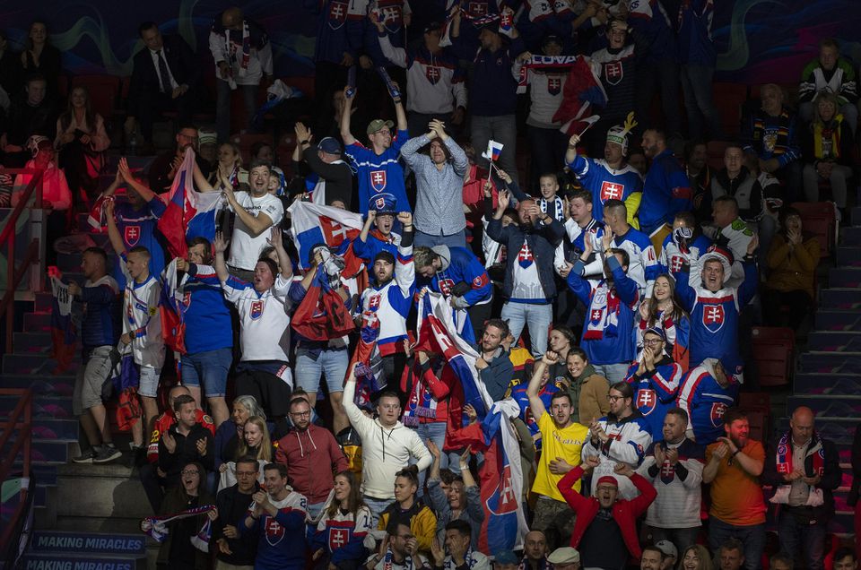MS v hokeji 2022: Slovensko - Nemecko (slovenskí fanúšikovia sa tešia po strelení gólu)