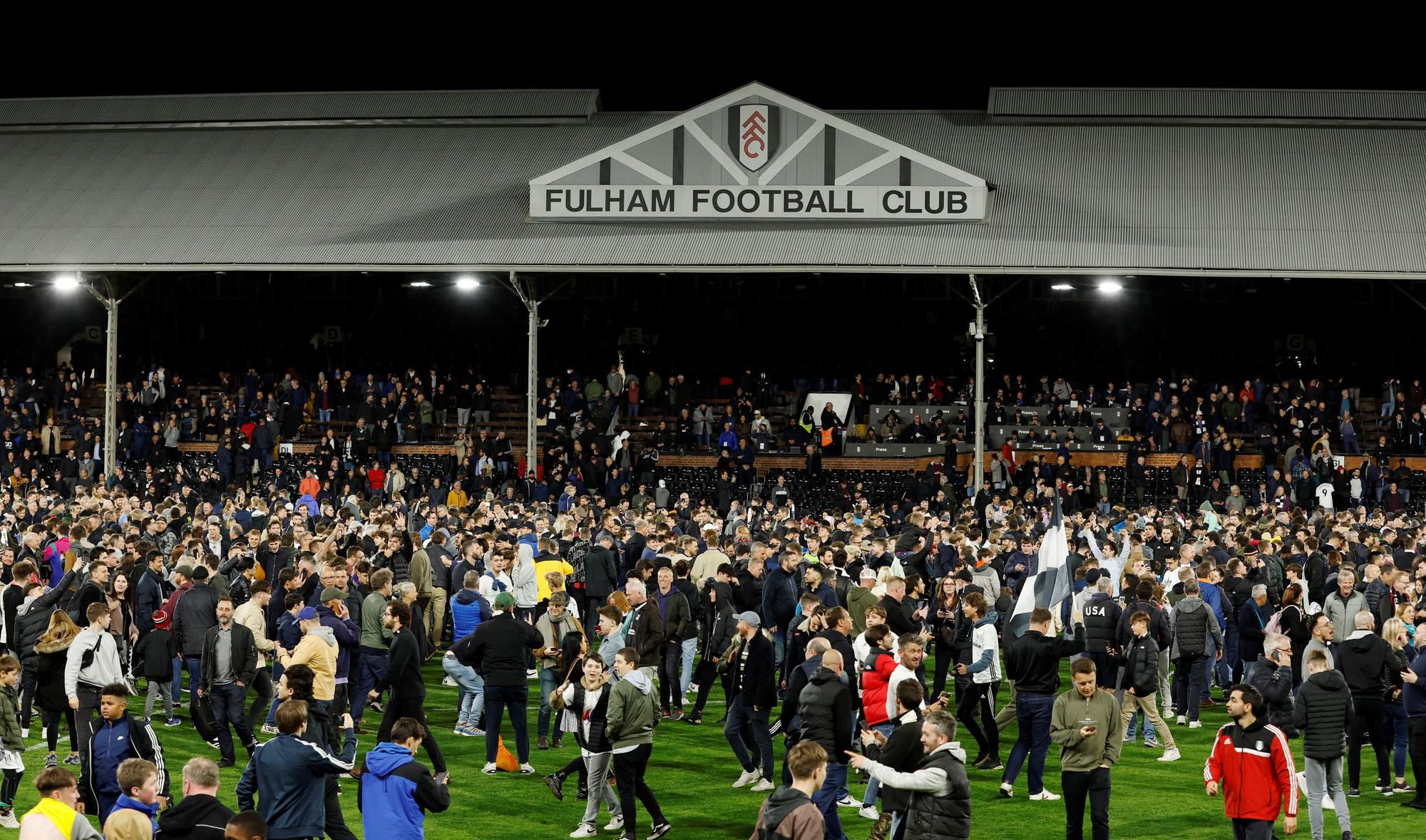 Fanúšikovia Fulhamu na trávniku
