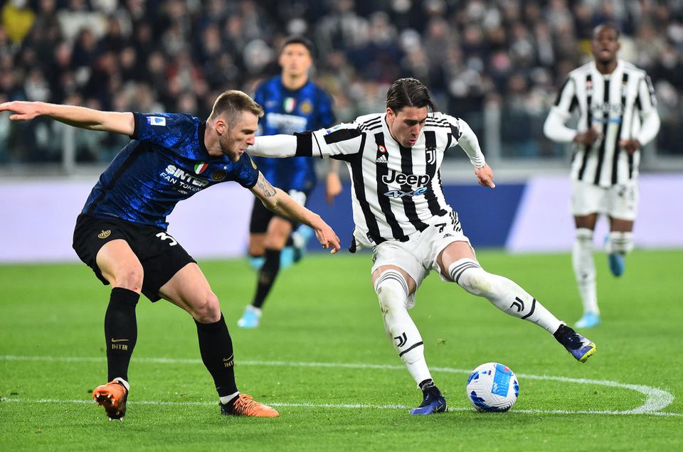 Milan Škriniar (Inter) a Dušan Vlahovič (Juventus)