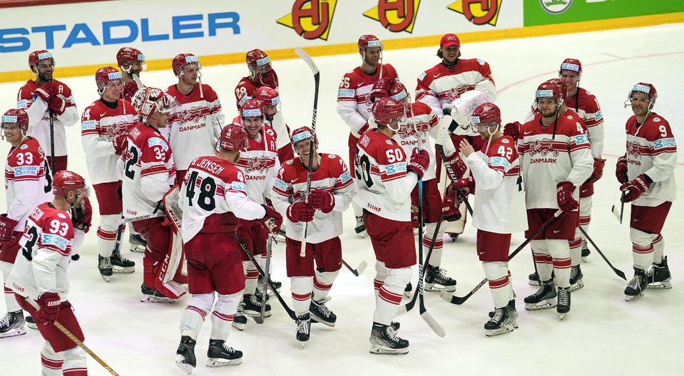 Hokejisti Dánska sa tešia z víťazstva nad Kanadou.
