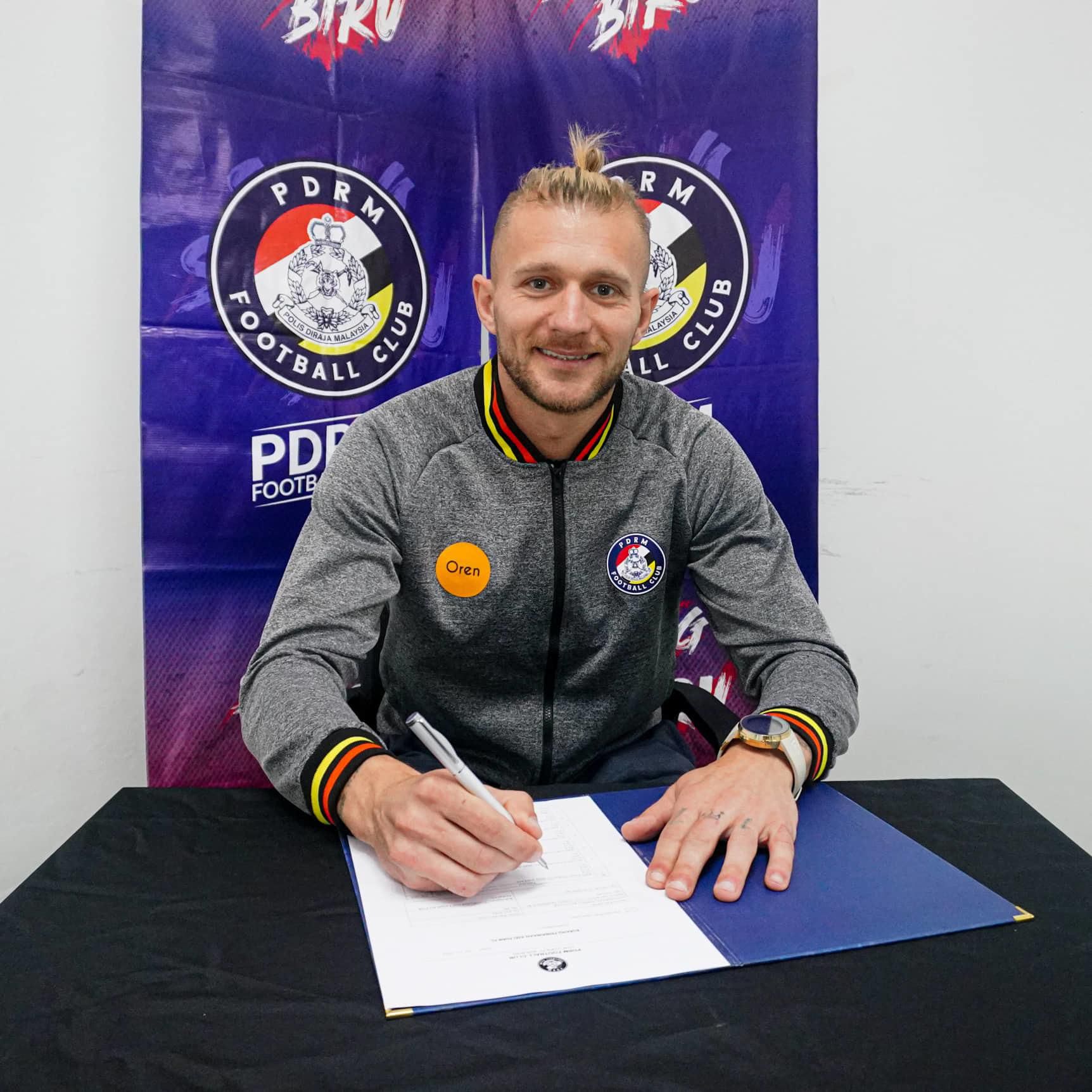 Miloš Lačný pri podpise zmluvy s tímom PDRM FC.