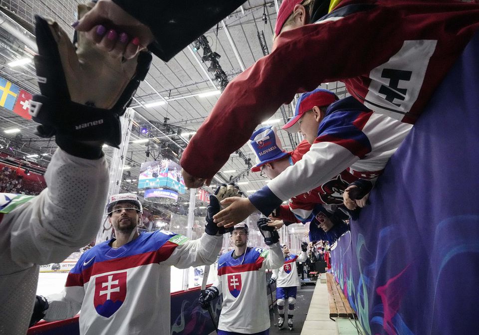 MS v hokeji 2022: Francúzsko - Slovensko (hráči Slovenska sa tešia s fanúšikmi)