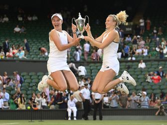 Wimbledon: České hviezdy Krejčíková so Siniakovou získali piaty grandslamový titul
