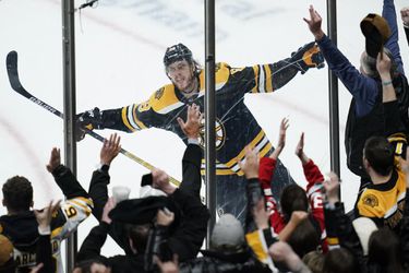 Boston Bruins vo Fenway Parku pod holým nebom privíta Pittsburgh Penguins