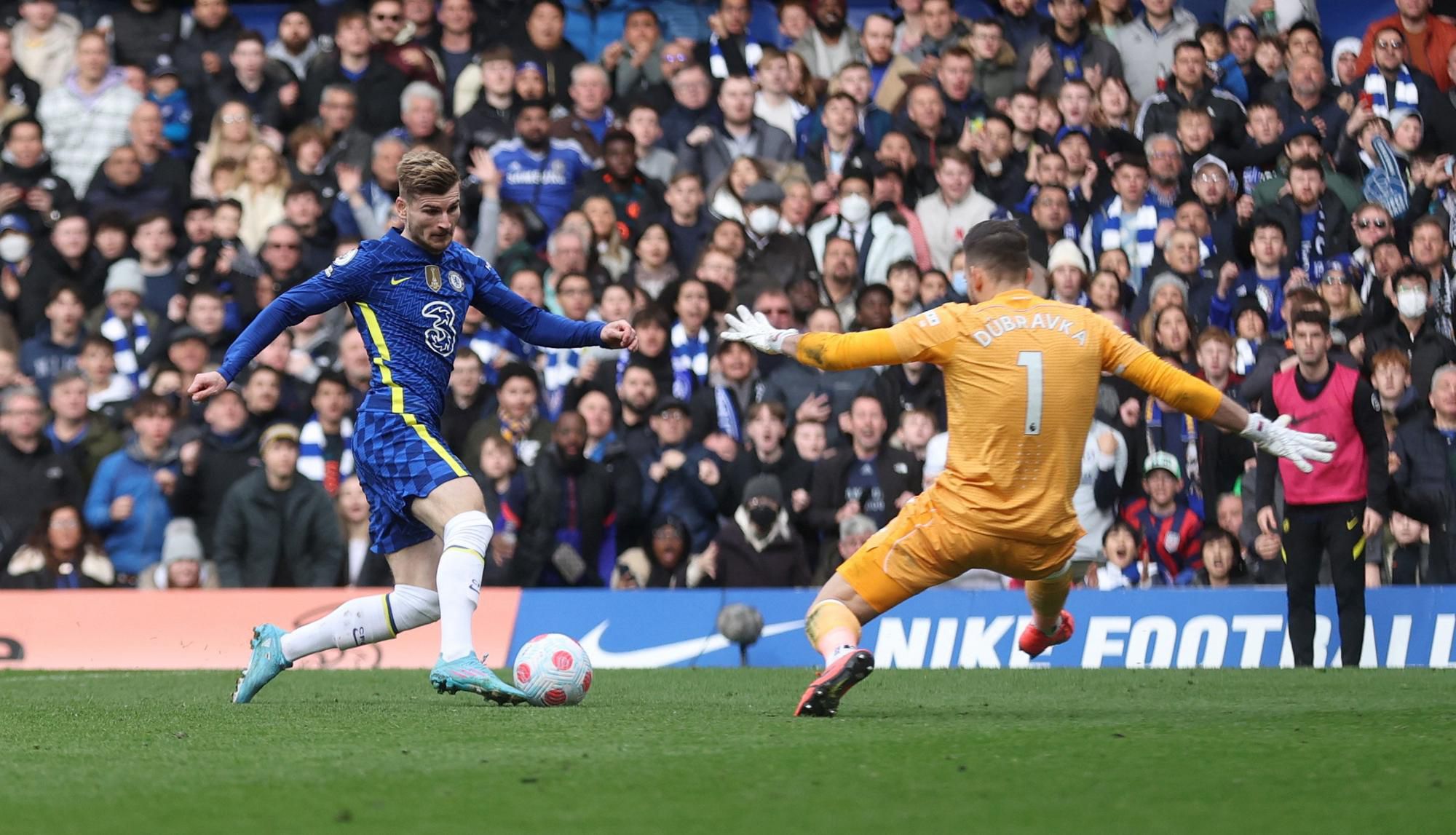 Martin Dúbravka v zápase proti Chelsea