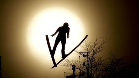 Preslávil sa netradičnou technikou. Zomrel legendárny švajčiarsky skokan na lyžiach