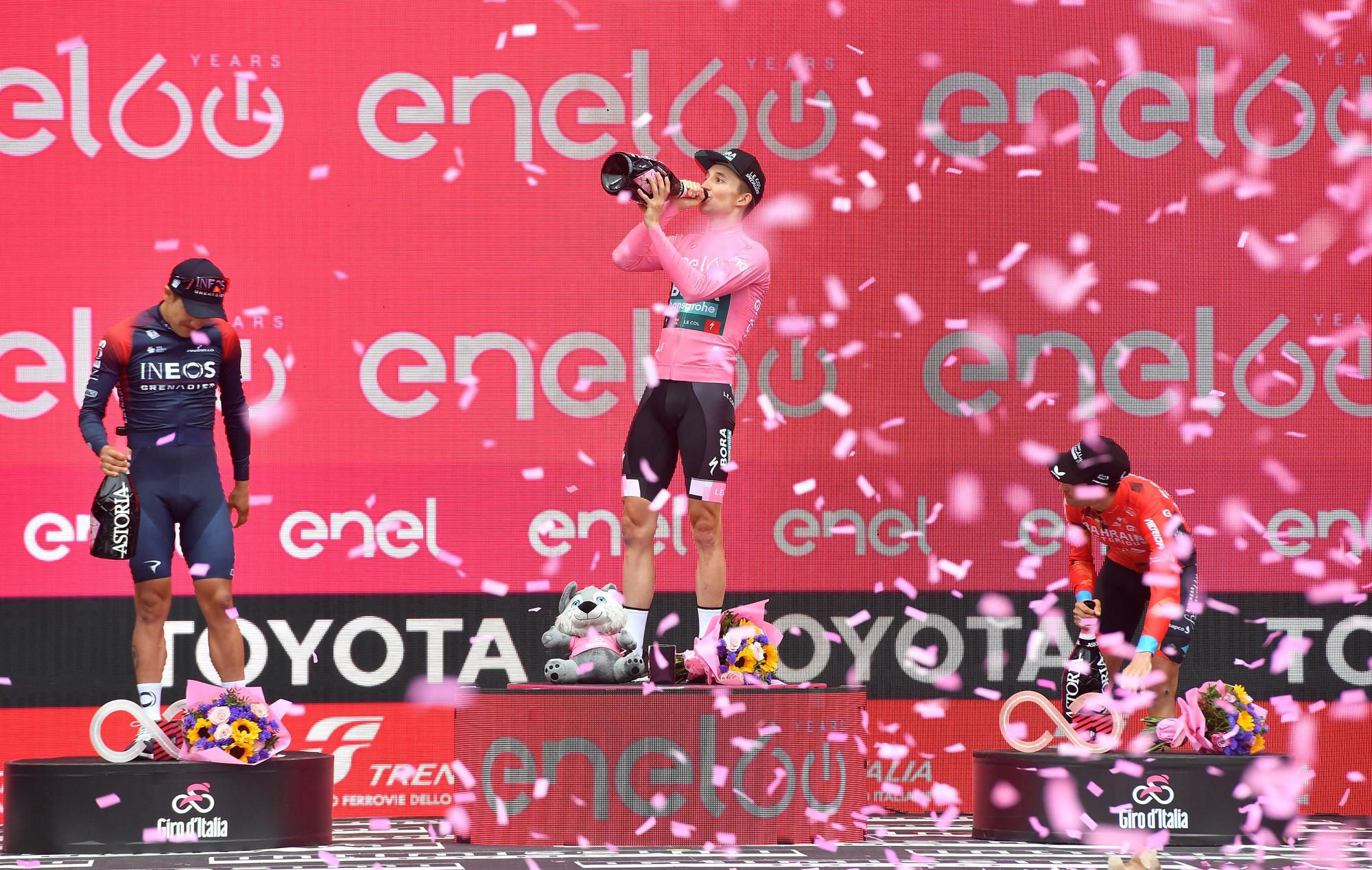 Jai Hindley sa stal víťazom 105. ročníka Giro d'Italia