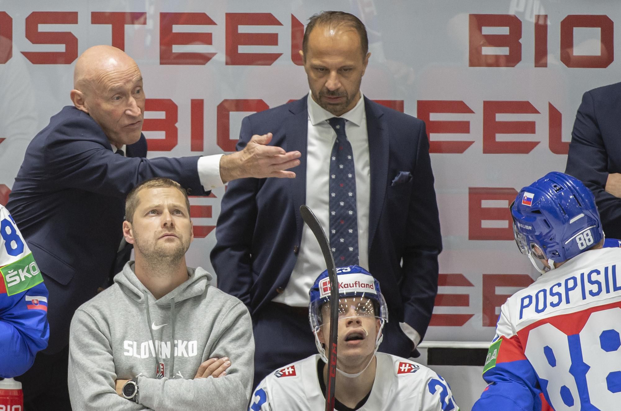 MS v hokeji 2022: Slovensko - Nemecko - Zľava tréner slovenských hokejistov Craig Ramsay, asistent Ján Pardavý, dole uprostred Adam Liška a vpravo Kristián Pospíšil.