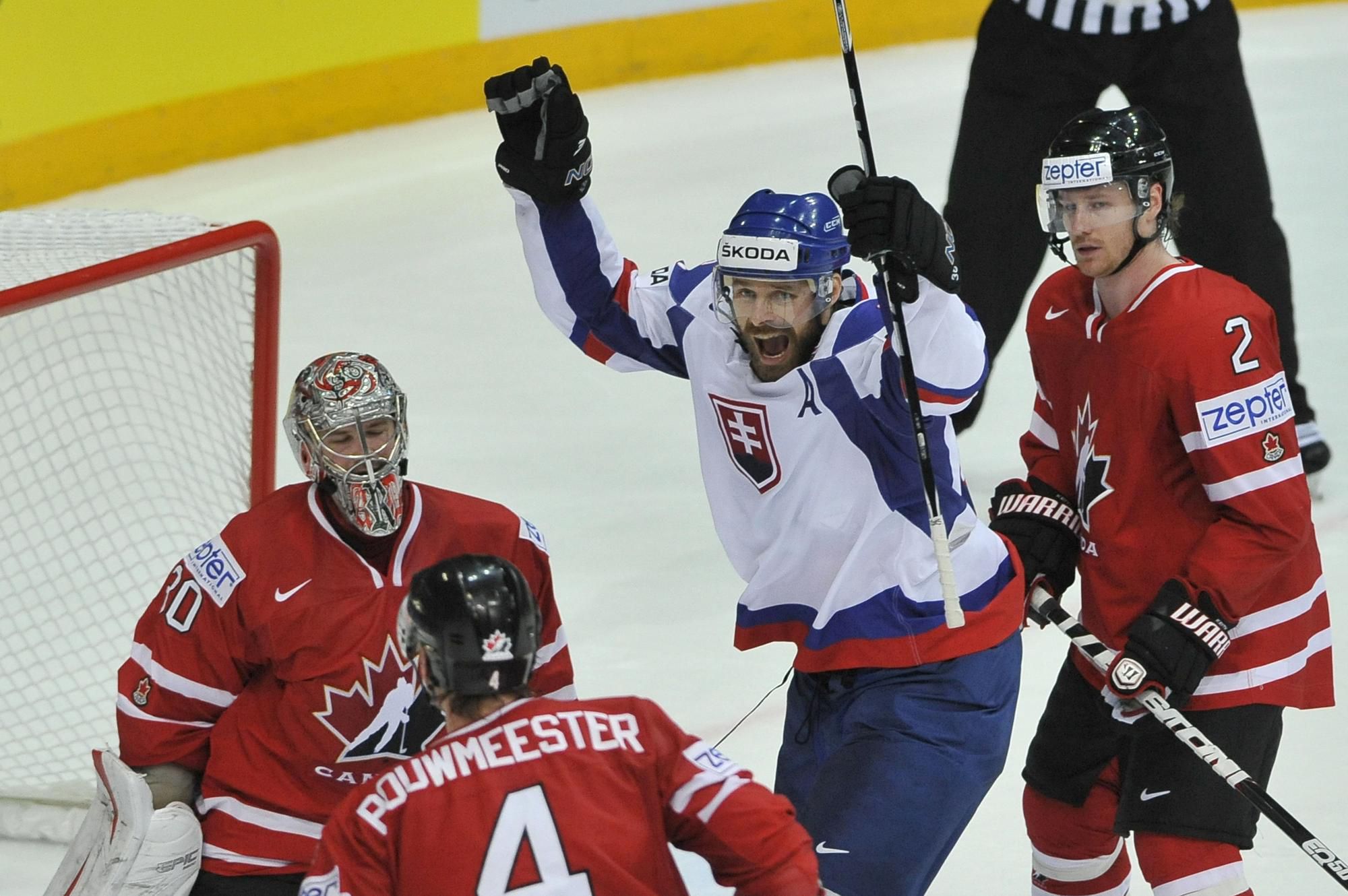Radosť Michala Handzuša (druhý sprava) po strelení víťazného gólu Slovákov na 4:3 vo štvrťfinálovom stretnutí majstrovstiev sveta v ľadovom hokeji Slovensko - Kanada 17. mája 2012