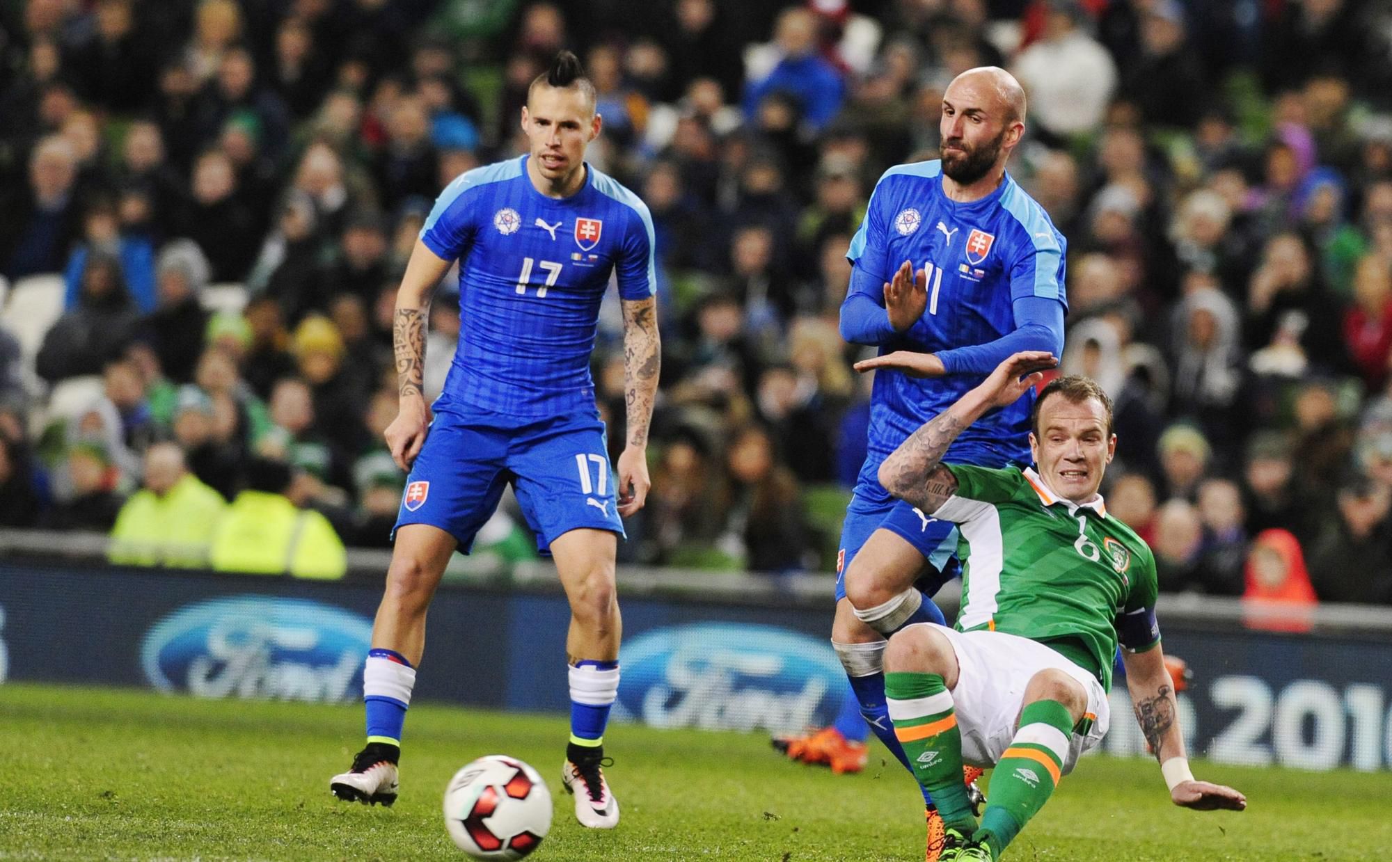 Marek Hamšík a Róbert Vittek v zápase proti Írsku