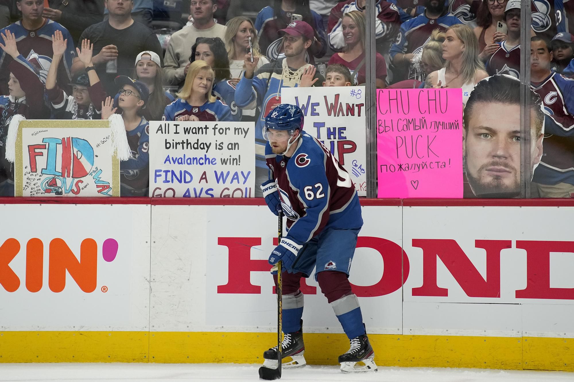 Artturi Lehkonen v drese Colorada Avalanche.