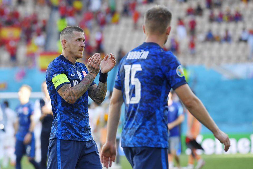 EURO 2020: Slovensko - Španielsko: Slovenskí futbalisti zľava Juraj Kucka a Tomáš Hubočan sa lúčia s divákmi po zápase