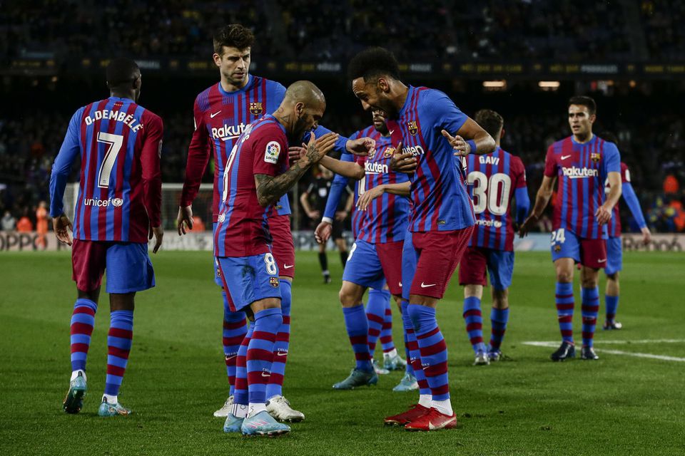 Hráči FC Barcelona oslavujú gól