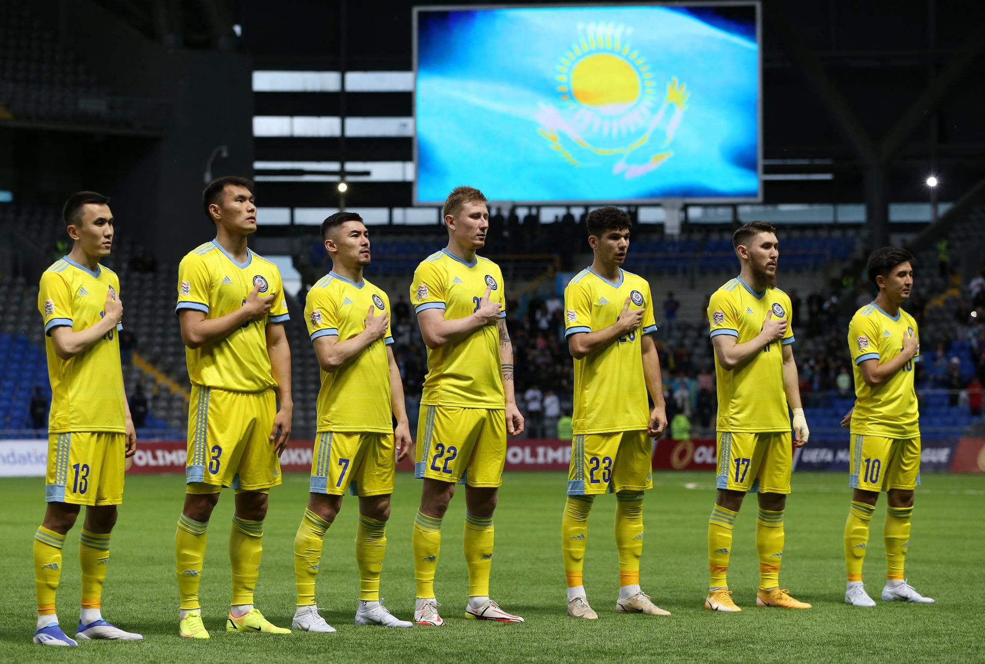 Hráči Kazachstanu pri hymne