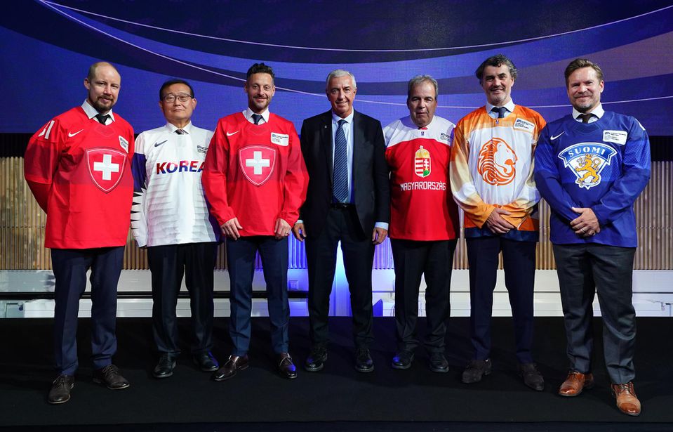 Noví členovia Siene slávy IIHF, zľava Švajčiar Mathias Seger, Kórejčan Chung Mong-won, Švajčiar Mark Streit, Maďar Zoltán Kovács, Holanďan Ron Berteling a Fín Kimmo Timonen,