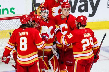 Christopher Tanev z Calgary Flames príde o úvod nasledujúcej sezóny