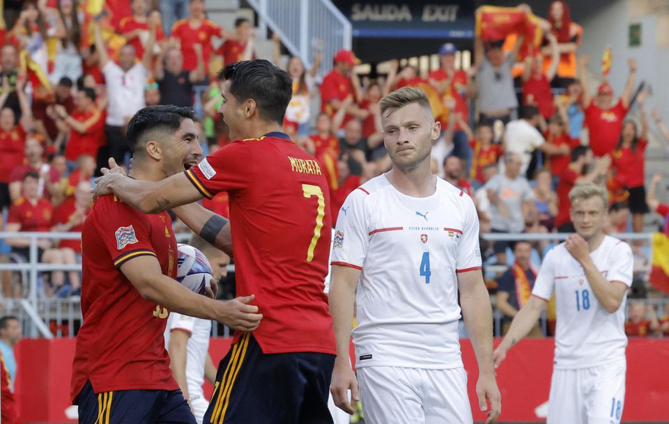 Španielski futbalisti sa radujú z gólu proti Česku.