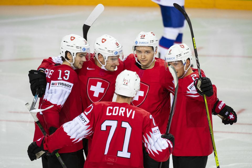 MS v hokeji 2021: Švajčiarsko - Slovensko (zľava Nico Hischier, Timo Meier, Enzo Corvi, Philipp Kurashev a Santeri Alatalo)