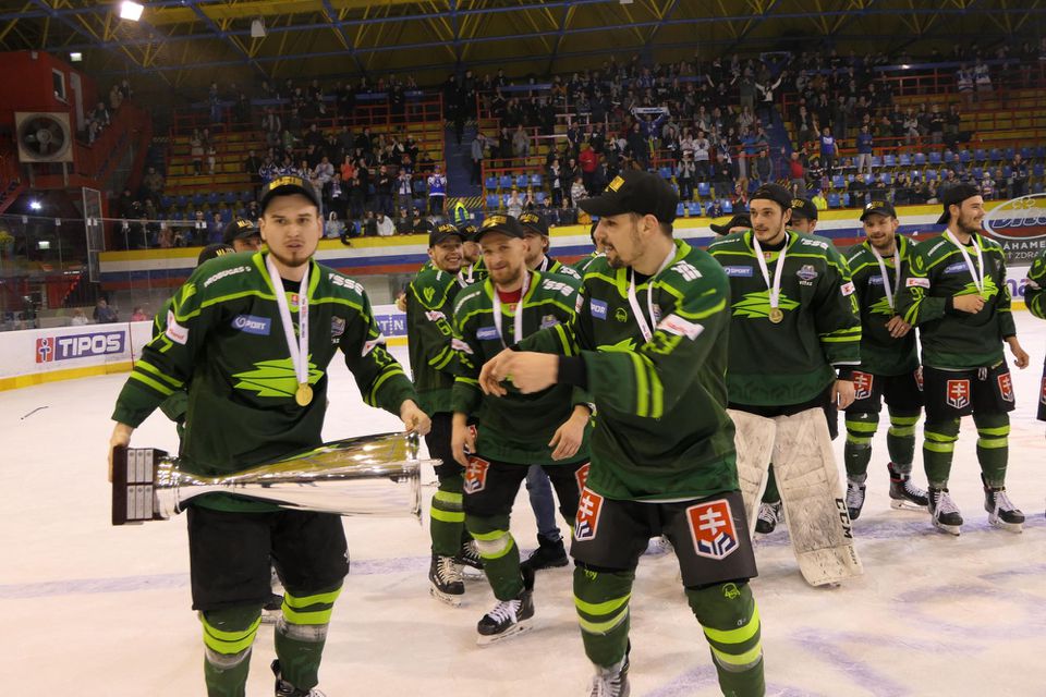Žilinskí hokejisti dvíhajú nad hlavou trofej po zisku titulu v Tipos Slovenskej hokejovej lige (SHL).