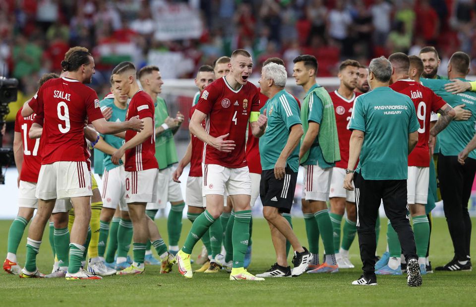 Futbalisti Maďarska oslavujú triumf nad Anglickom.