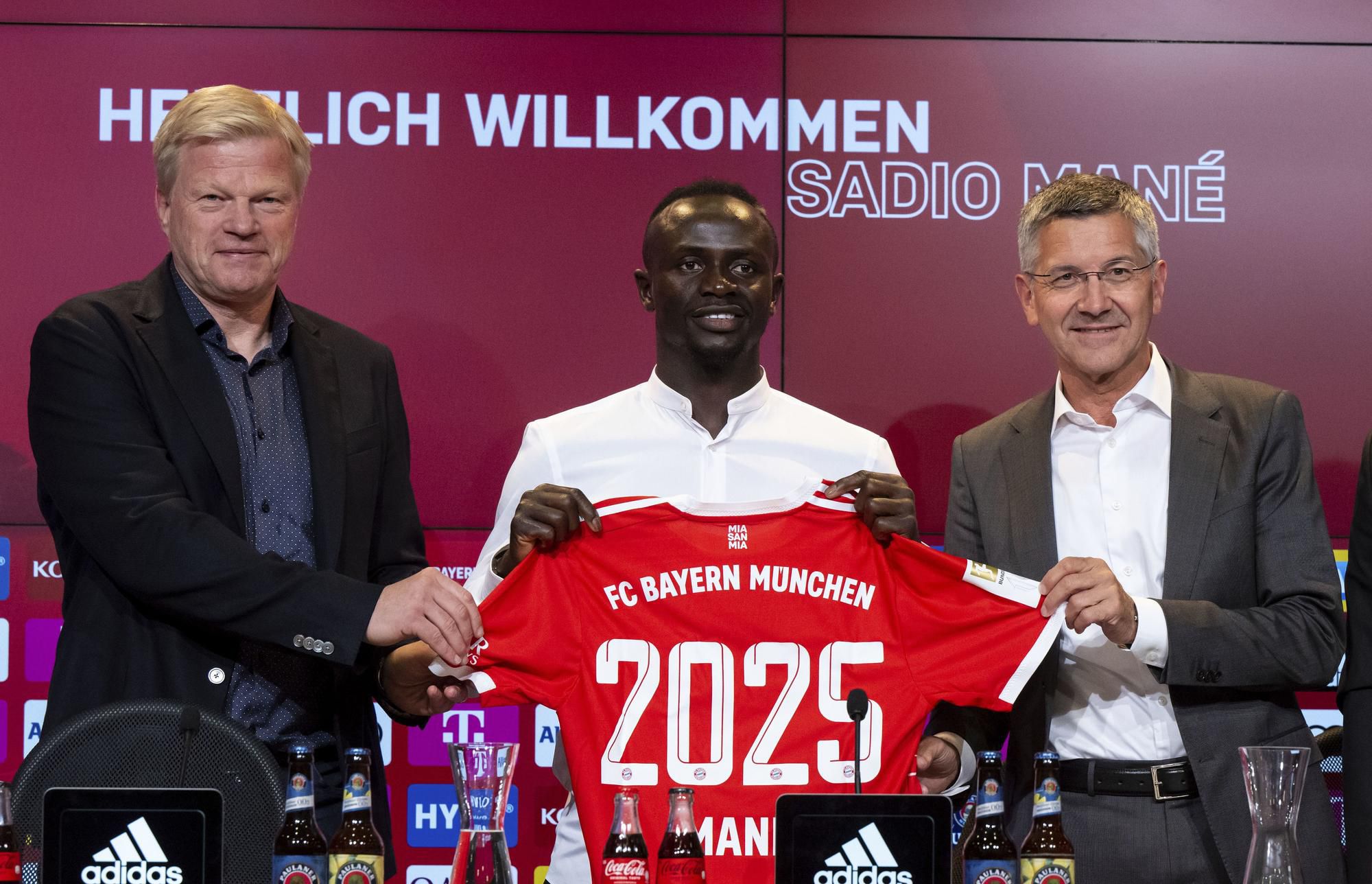 Oliver Kahn, Sadio Mané a prezident Bayernu Mníchov Herbert Hainer