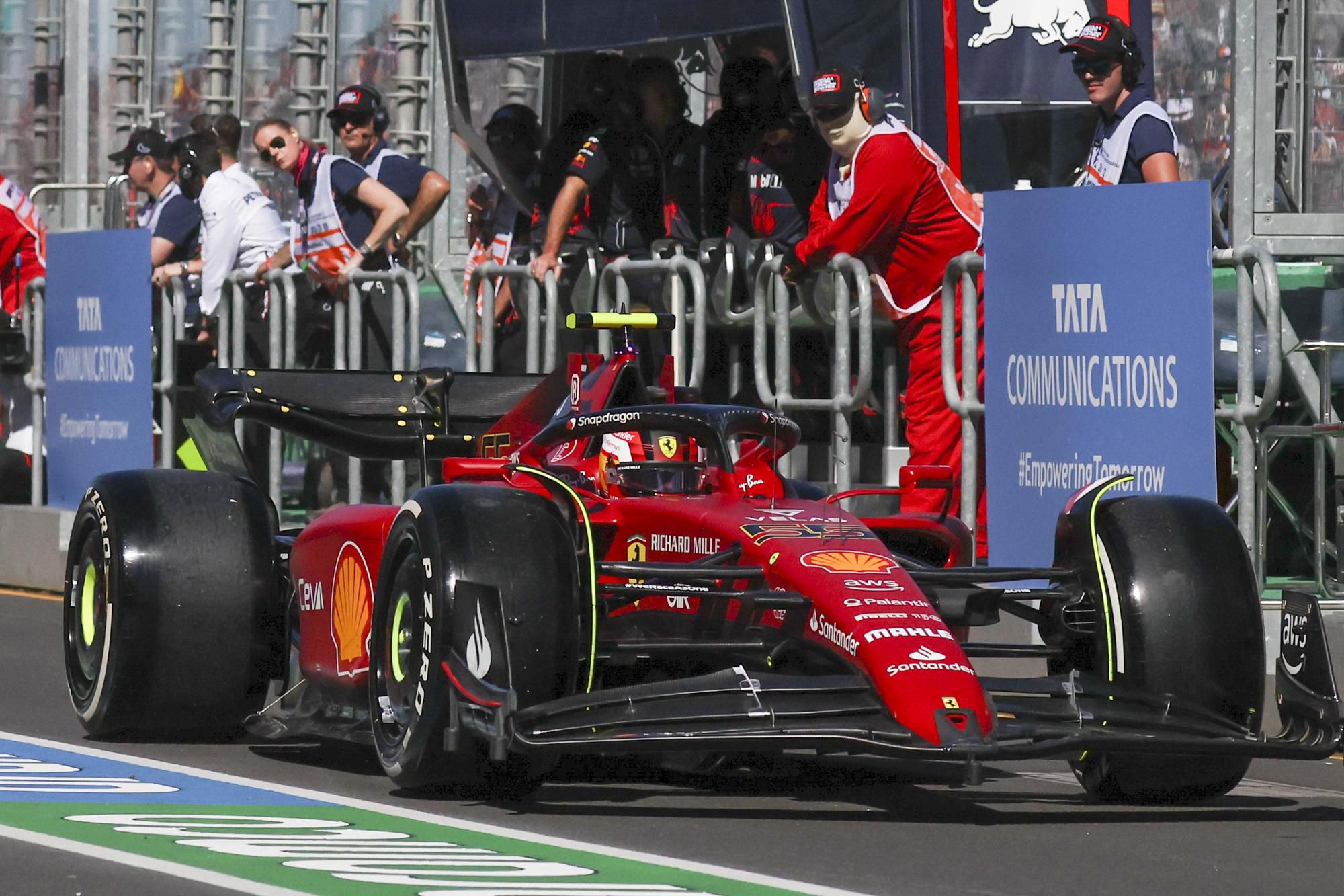 Carlos Sainz (na snímke) na Ferrari bol najrýchlejší vo včerajšom prvom voľnom tréningu, Charles Leclerc zasa v druhom a treťom.