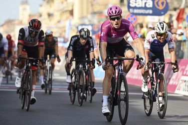 Giro: Arnaud Demare nemal v záverečnom špurte konkurenciu, lídrom ostáva Španiel Lopez