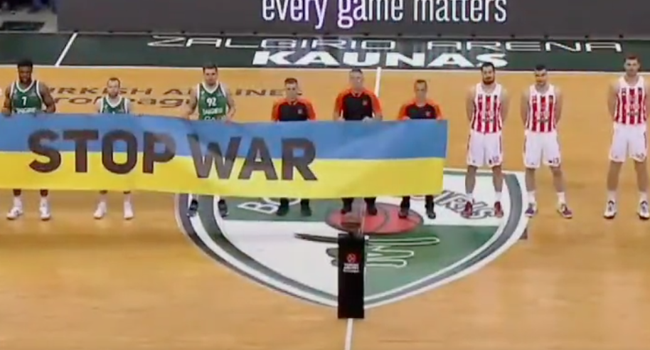 Basketbalisti Crvenej zvezdy Belehrad odmietli držať nápis "STOP VOJNE"