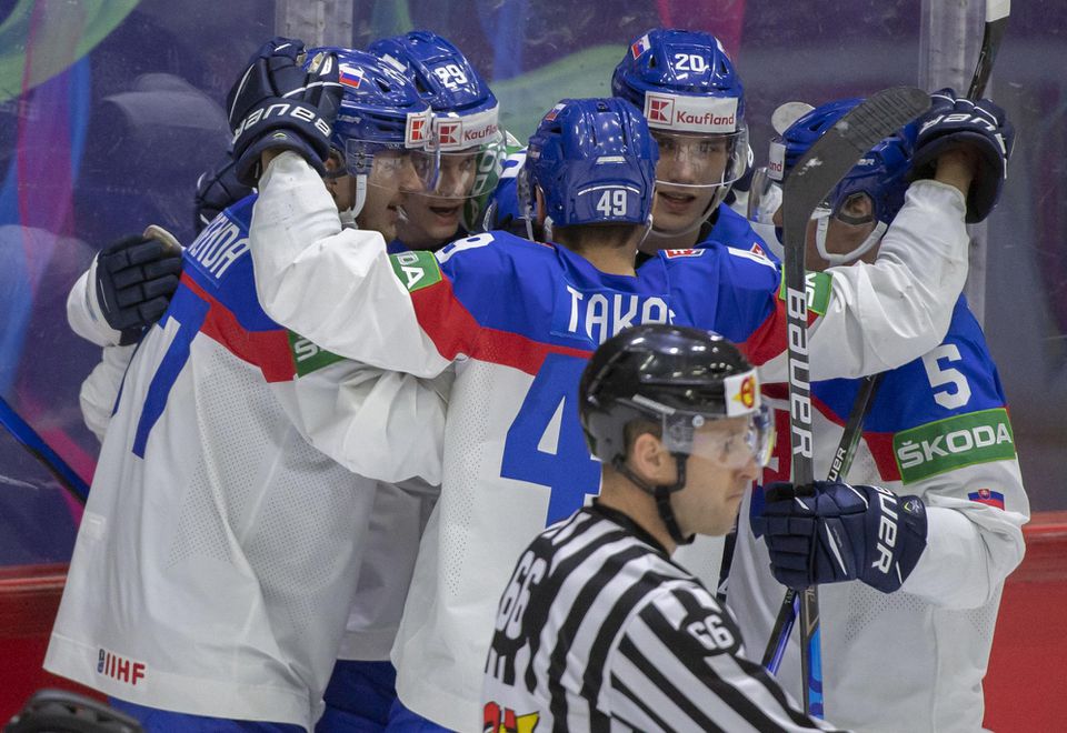 MS v hokeji 2022: Slovensko - Dánsko (Radosť slovenských hokejistov po treťom góle)