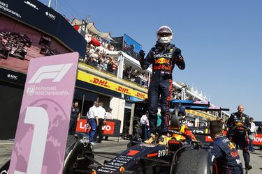 Veľká cena Francúzska: Verstappen využil zlyhanie Leclerca, oba Mercedesy na pódiu