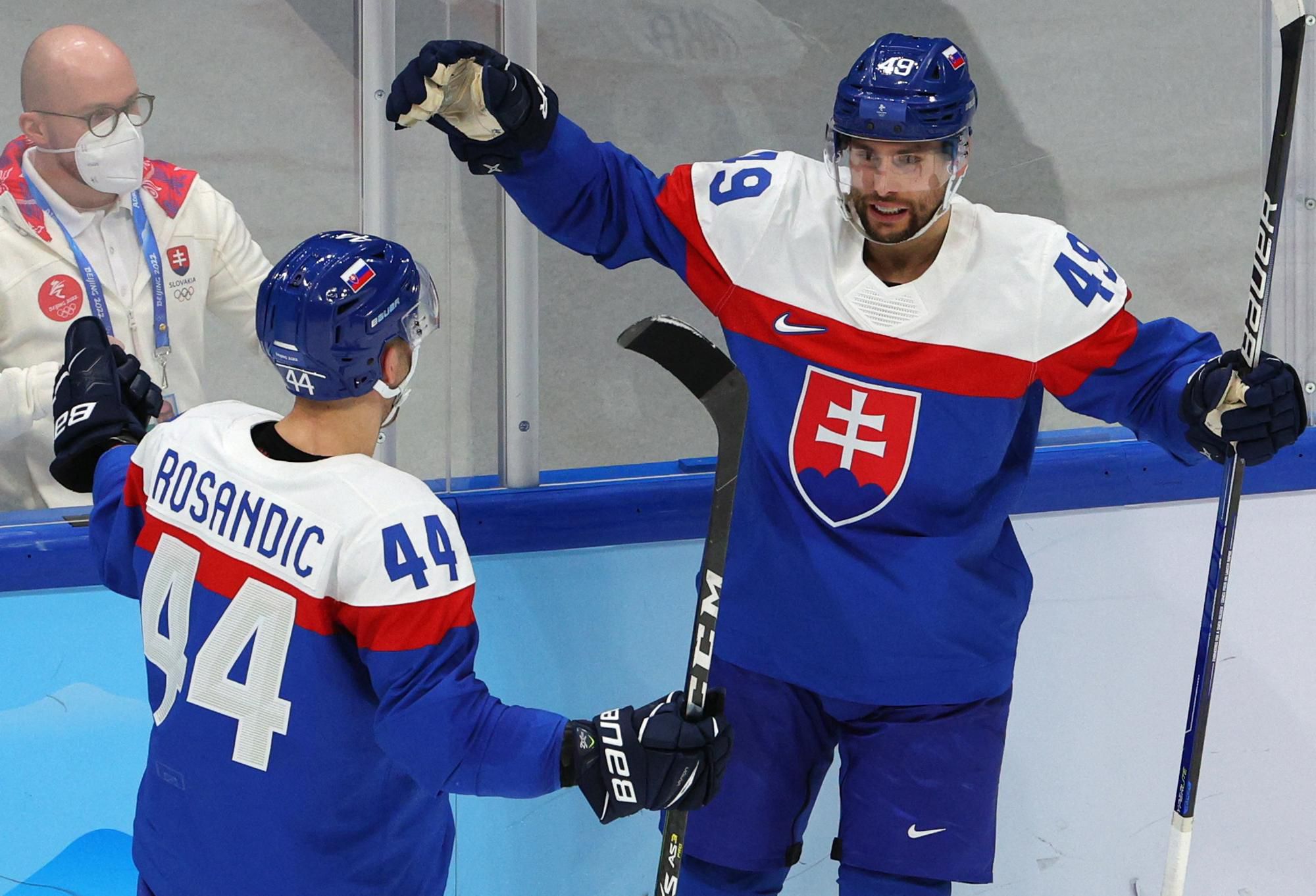 ZOH 2022: Slovensko - Švédsko, Samuel Takáč a Mislav Rosandič sa tešia z gólu na 2:0